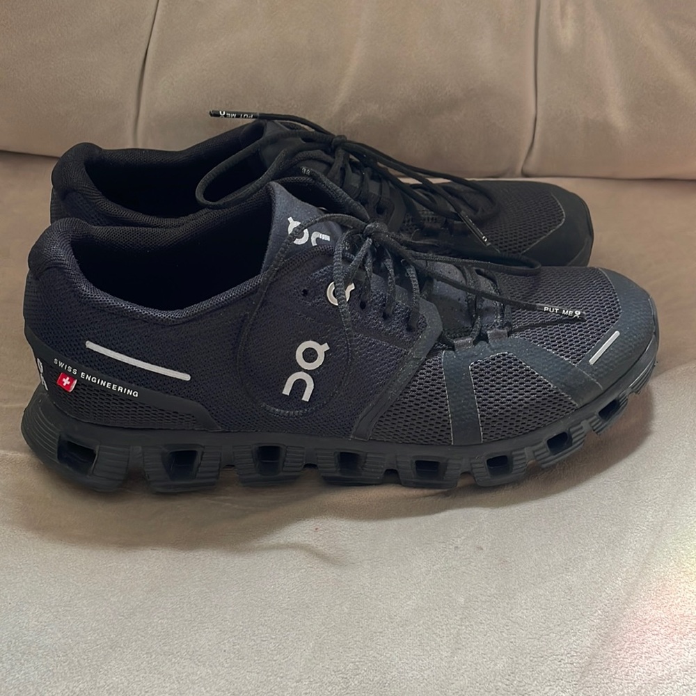 On Cloud 5 women’s sneakers size 8. Used in excellent condition.